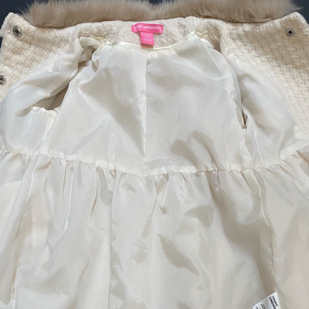 Little Girls Adorable Cream Coat - Picture 5 of 13